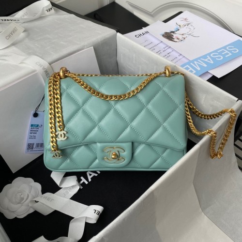 Chanel BOLSO PEQUEÑO CON SOLAPA DE PIEL DE CORDERO AS1793 AZUL CIELO