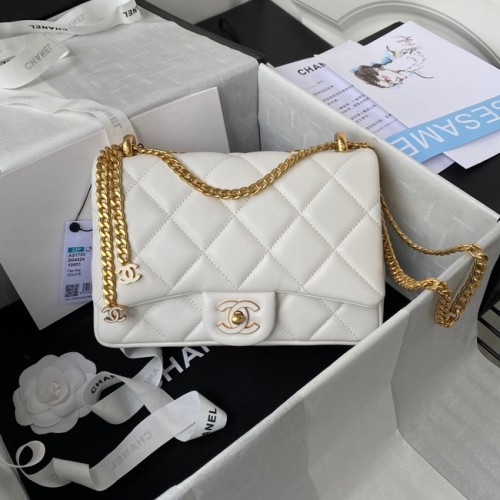 Chanel BOLSO PEQUEÑO CON SOLAPA DE PIEL DE CORDERO AS1793 blanco