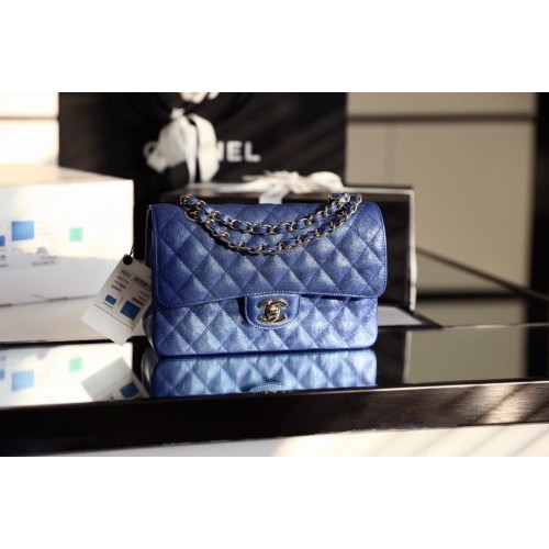 Chanel Bolso clásico pequeño Piel de becerro granulada Caviar plateado Metal A01113 Azul