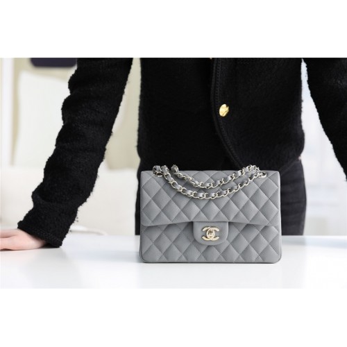 Chanel Bolso clásico pequeño Piel de becerro granulada Metal plateado A01113 gris