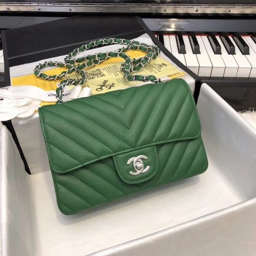 Chanel Bolso clásico pequeño Piel de becerro granulada Metal en tono plateado A69900 verde
