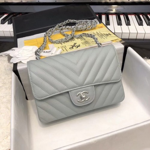 Chanel Bolso clásico pequeño Piel de becerro granulada Metal en tono plateado A69900 gris
