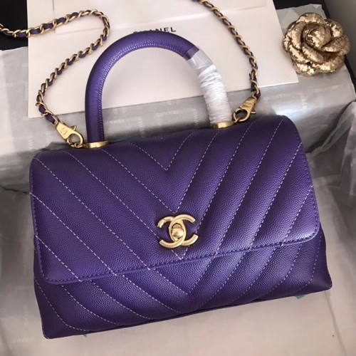 Bolso Chanel pequeño con solapa y asa en la parte superior V92990 metal en tono dorado morado oscuro