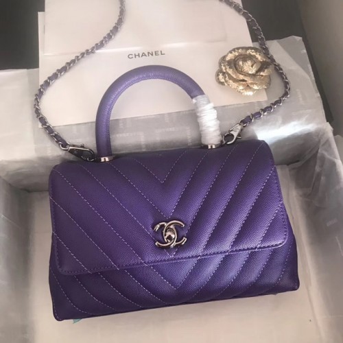 Chanel Bolso pequeño con solapa y asa superior V92990 morado oscuro metalizado en tono plateado