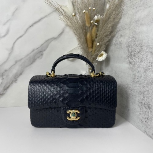 Chanel Bolso mini con solapa de piel de serpiente con asa superior AB2431 negro