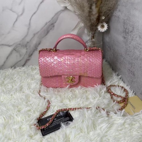 Chanel Bolso mini con solapa de piel de serpiente con asa superior AS2431 Pearlescent Pink