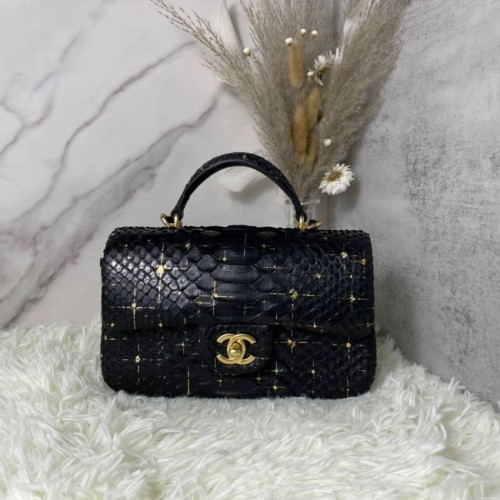 Chanel Bolso mini con solapa de piel de serpiente con asa superior AS2431 negro
