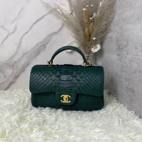 Chanel Bolso mini con solapa de piel de serpiente con asa superior AS2431 verde negruzco