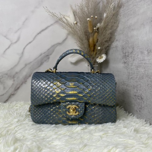 Chanel Bolso mini con solapa de piel de serpiente con asa superior AS2431 gris oscuro
