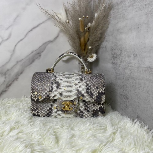 Chanel Bolso mini con solapa de piel de serpiente con asa superior AS2431 gris