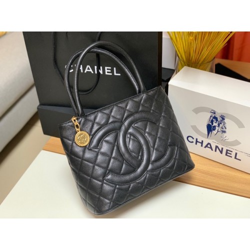Bolso tote Chanel Piel de becerro granulada y metal dorado AS1804 negro