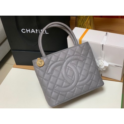 Bolso tote Chanel Piel de becerro granulada y metal dorado AS1804 gris