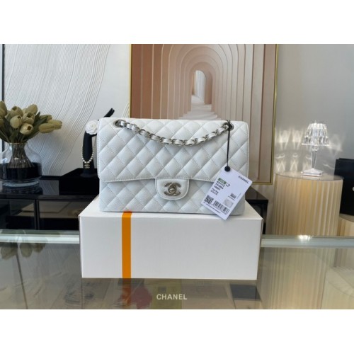 Bolso clásico Chanel Piel de becerro granulada y metal plateado 01112 blanco