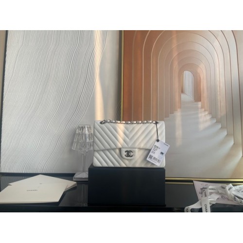 Chanel clásico bolso Cordero plata Metal V01112 blanco