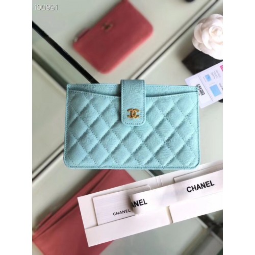 Bolso de mano clásico Chanel Piel de becerro granulada Metal dorado A81902 azul cielo