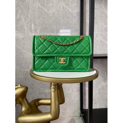 Bolso con solapa Chanel Piel de becerro granulada AS2357 verde