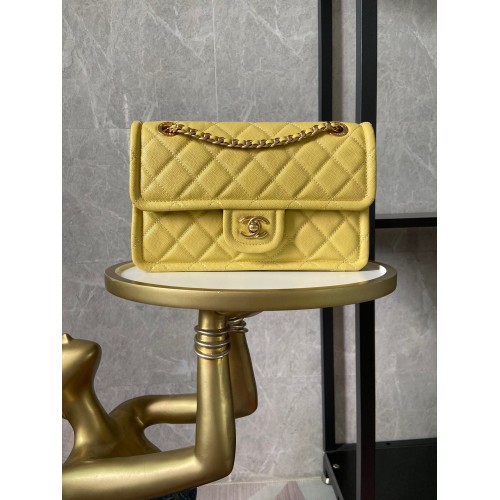 Bolso con solapa Chanel Piel de becerro granulada AS2357 amarillo