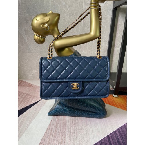 Bolso con solapa Chanel Piel de becerro graneada AS2358 Azul real