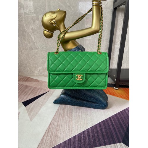 Bolso con solapa Chanel Piel de becerro granulada AS2358 verde