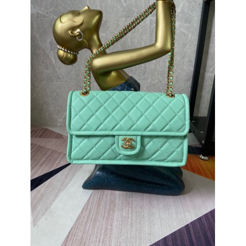 Bolso con solapa Chanel Grained Calfskin AS2358 verde claro