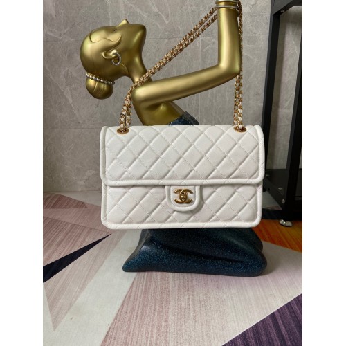 Bolso con solapa Chanel Piel de becerro granulada AS2358 blanco