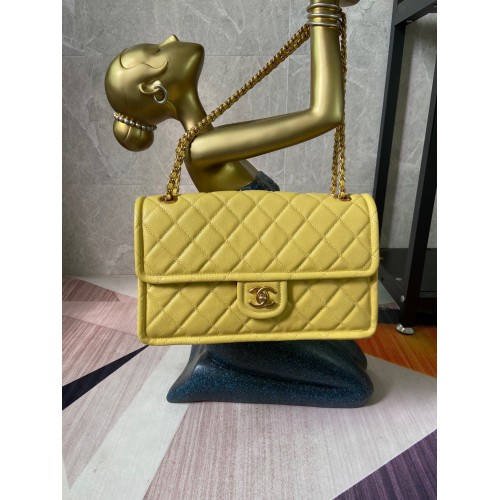 Bolso con solapa Chanel Piel de becerro granulada AS2358 amarillo