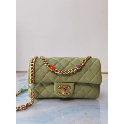 Bolso con solapa Chanel Piel de cordero Resina Metal dorado AS2380 verde claro