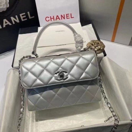 Bolso Chanel con solapa y asa superior AS2215 Plata