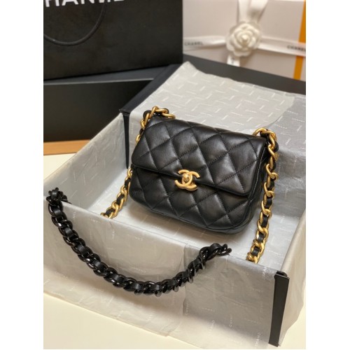 Chanel mini bolso de hombro piel de cordero y metal dorado AS3205 negro