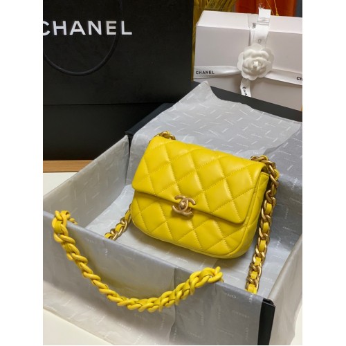 Chanel mini bolso de hombro piel de cordero y metal dorado AS3205 amarillo