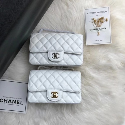 Bolso mini con solapa Chanel Piel de becerro granulada A1116 blanco