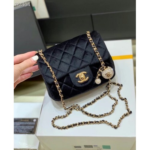 Minibolso Chanel con solapa y metal dorado Velvet Strass AS1786 negro
