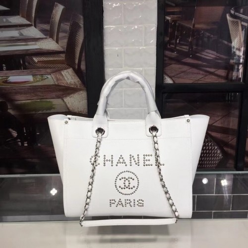 Bolso tote de piel de becerro original de Chanel 78900 blanco