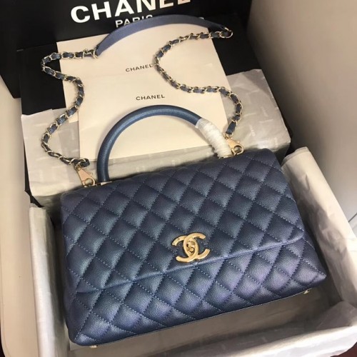 Bolso con solapa de cuero Caviar original de Chanel con asa superior A92292 azul y metal dorado