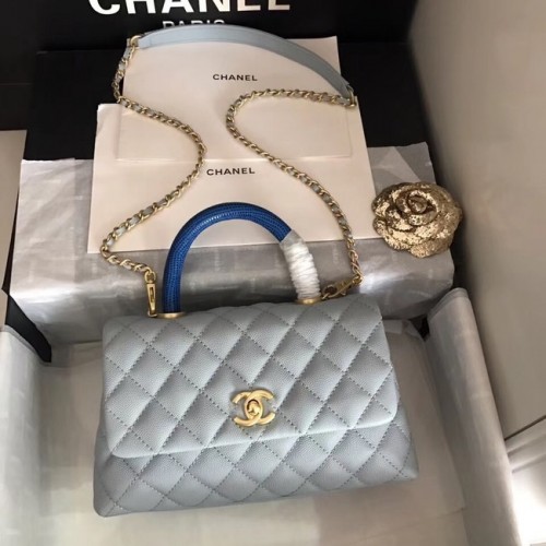Bolso con solapa de cuero Caviar original de Chanel con asa superior B92292 azul claro y metal dorado