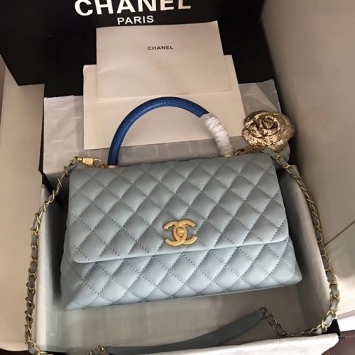 Bolso con solapa de cuero Caviar original de Chanel con asa superior B92292 azul claro y metal dorado