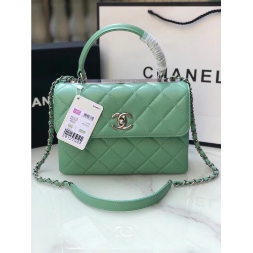 Bolso con solapa y asa superior de piel de cordero original de Chanel AS92236 verde claro y metal plateado