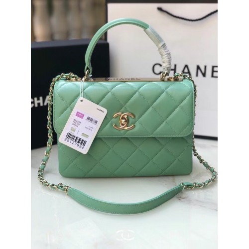 Bolso con solapa y asa superior de piel de cordero original de Chanel AS92236 verde claro y metal dorado