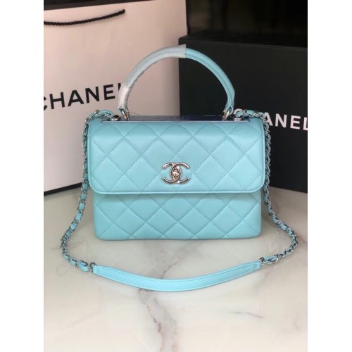 Bolso con solapa y asa superior de piel de cordero original de Chanel AS92236 azul cielo y metal plateado