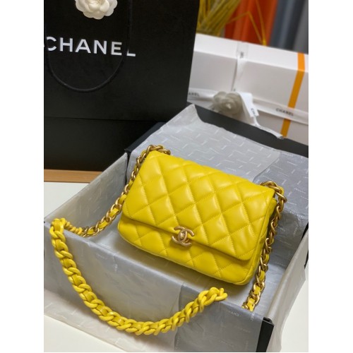Bolso de hombro pequeño Chanel Piel de cordero y metal dorado AS3206 amarillo