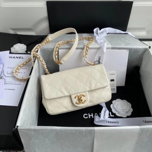 Bolso pequeño con solapa Chanel Piel de cordero Metal dorado AS2210 blanco