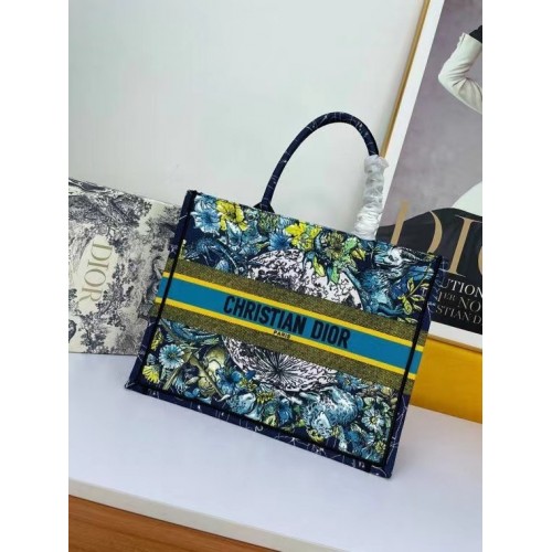DIOR BOOK TOTE Azul Dior Bordado Constelación M1297ZR
