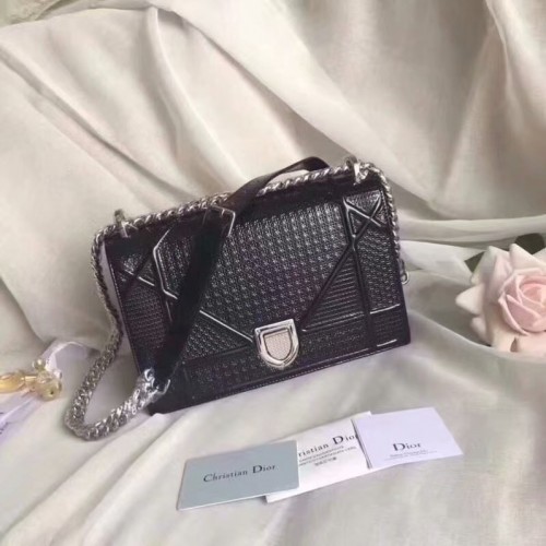 BOLSO DIORAMA DE BECERRO METALIZADO EN TONO NEGRO CON MOTIVO MICROCANNAGE M0422