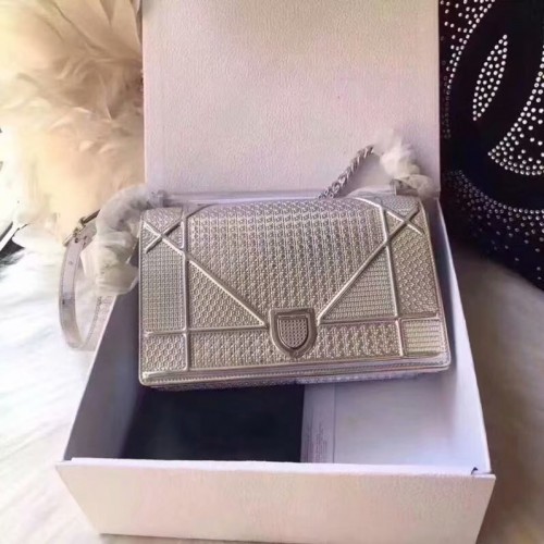 BOLSO DIORAMA EN SILOuis Vuitton PIEL DE BECERRO METALIZADA CON MOTIVO MICROCANNAGE M0422