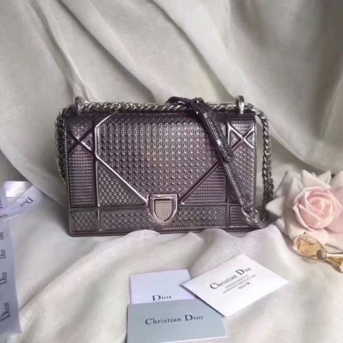 BOLSO DIORAMA PIEL DE BECERRO METALIZADA CON MOTIVO MICROCANNAGE M0422 GRIS