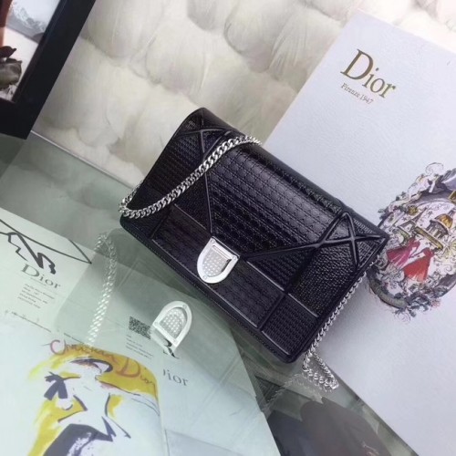 CARTERA DIORAMA CON CADENA CLUTCH PIEL DE BECERRO METALIZADA CON MOTIVO MICROCANNAGE S0328 negro