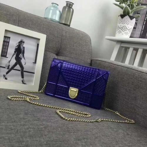 CARTERA DIORAMA CON CLUTCH DE CADENA PIEL DE BECERRO METALIZADA CON MOTIVO MICROCANNAGE S0328 azul