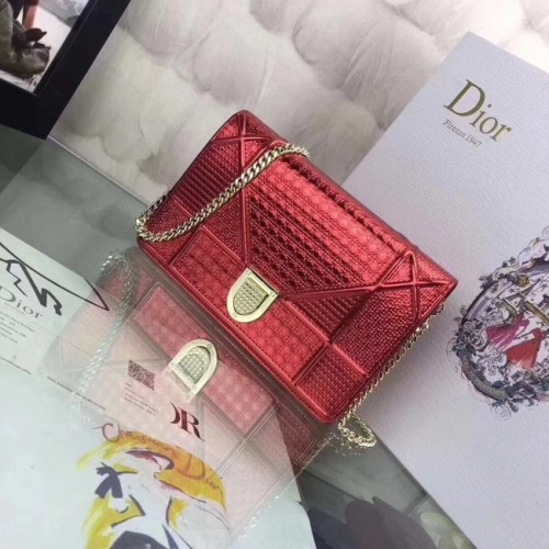 CARTERA DIORAMA CON CADENA CLUTCH PIEL DE BECERRO METALIZADA CON MOTIVO MICROCANNAGE S0328 rojo