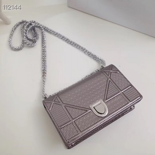 Bolso cadena Dior DIORAMA en piel S0328 Gris plata