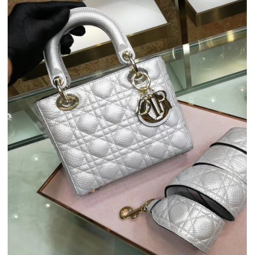 Dior BOLSO LADY DIOR DE BECERRO M0575 Blanco plateado